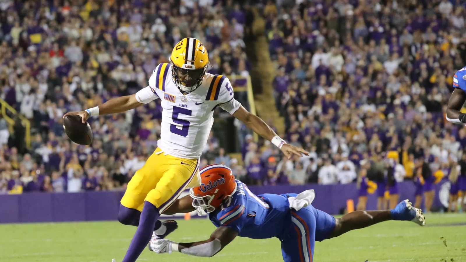 LSU quarterback Jayden Daniels runs the ball against Florida in 2023.